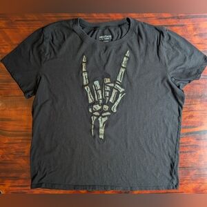 Torrid Heritage Size 0 Black Short Sleeve Tee with Embroidered Skeleton Hand